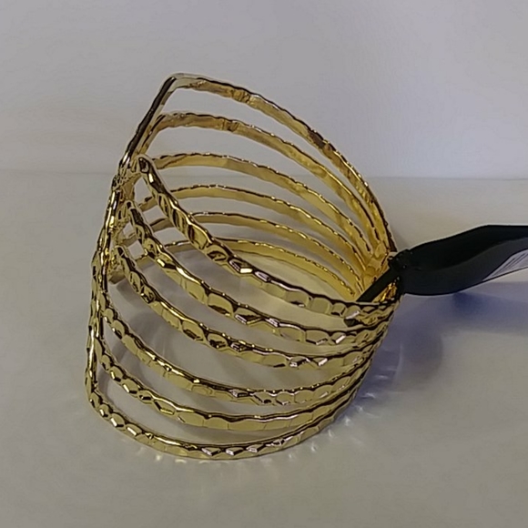 Beautiful Gold hammered 8.5"  Springed Bracelet - Picture 2 of 3